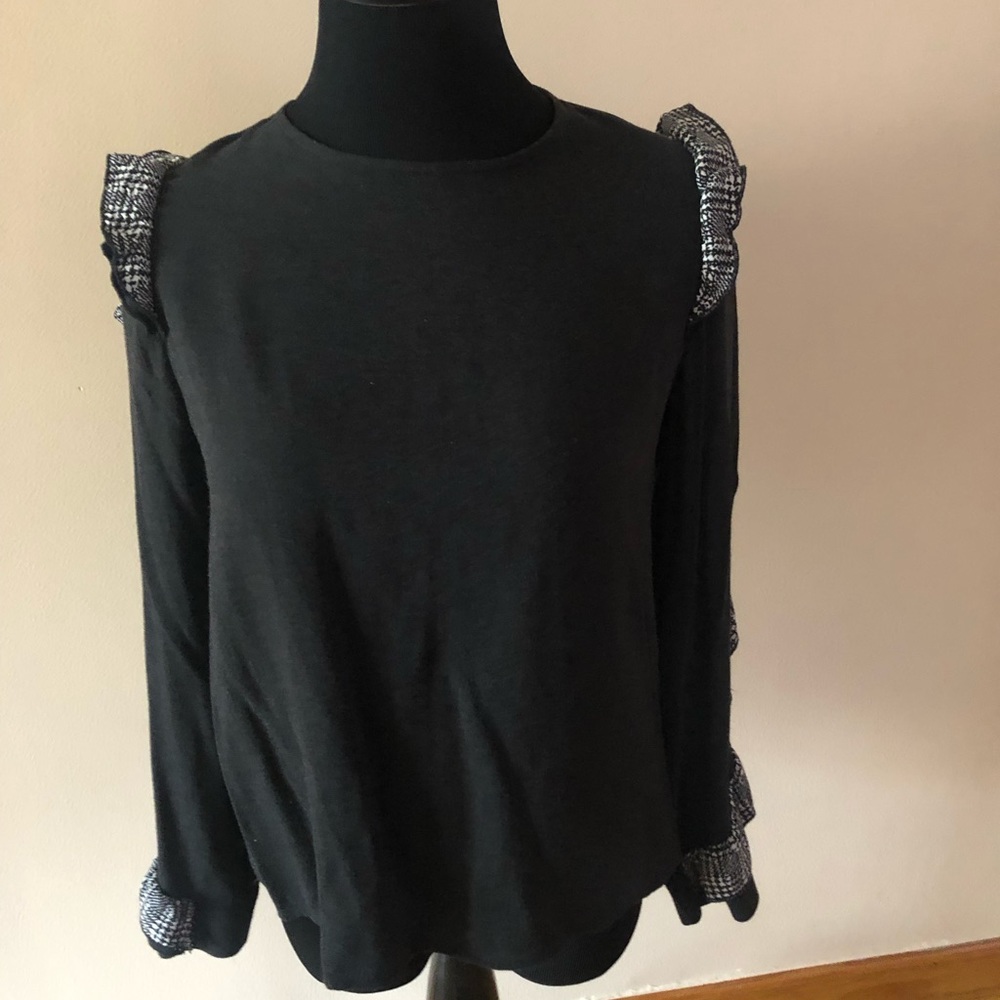 REALLY CUTE LIGHT SWEATER WITH RUFFLES